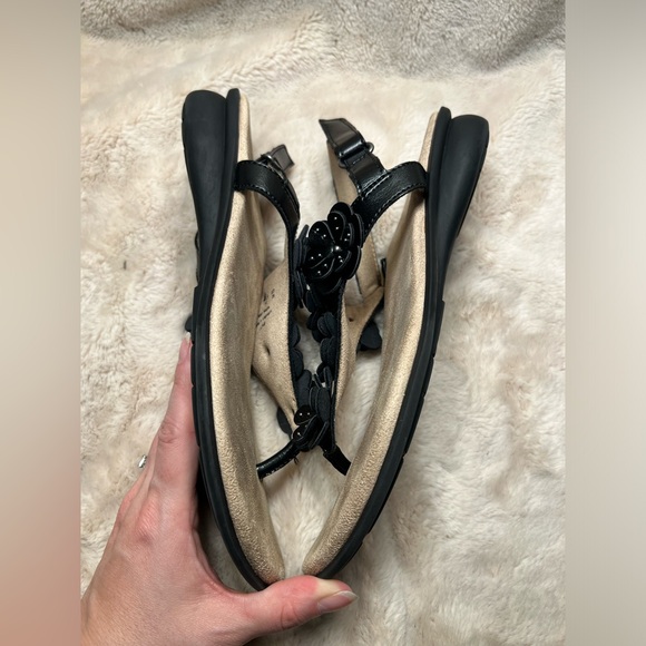 Soul Naturalizer Women's Size 9 Ankle Strap Thong Sandals Studded Flower - Picture 6 of 6